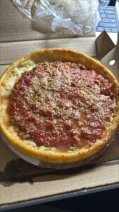 Uma pizza de prisão profunda no estilo de Chicago coberta de molho de tomate.